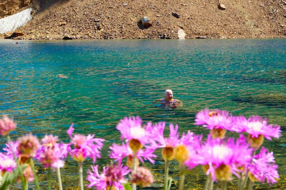 İZMİR'İN KAVURUCU SICAĞINDAN KAÇIP GÜMÜŞHANE'NİN TARİHİ VE DOĞAL GÜZELLİKLERİNİ GÖRMEK İÇİN GELEN DOĞASEVERLER KENTİN ÇATISI OLAN ARTABEL GÖLLERİ TABİAT PARKININ YAKLAŞIK 3 BİN METRE RAKIMDAKİ GÖLLERİNDE SERİNLEDİ