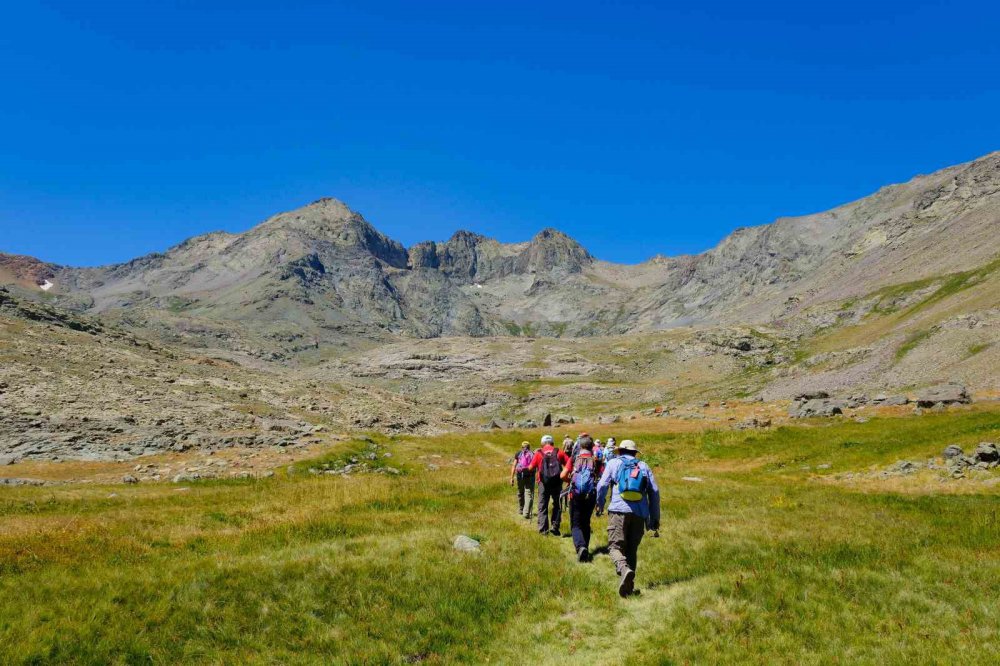 İZMİR'İN KAVURUCU SICAĞINDAN KAÇIP GÜMÜŞHANE'NİN TARİHİ VE DOĞAL GÜZELLİKLERİNİ GÖRMEK İÇİN GELEN DOĞASEVERLER KENTİN ÇATISI OLAN ARTABEL GÖLLERİ TABİAT PARKININ YAKLAŞIK 3 BİN METRE RAKIMDAKİ GÖLLERİNDE SERİNLEDİ