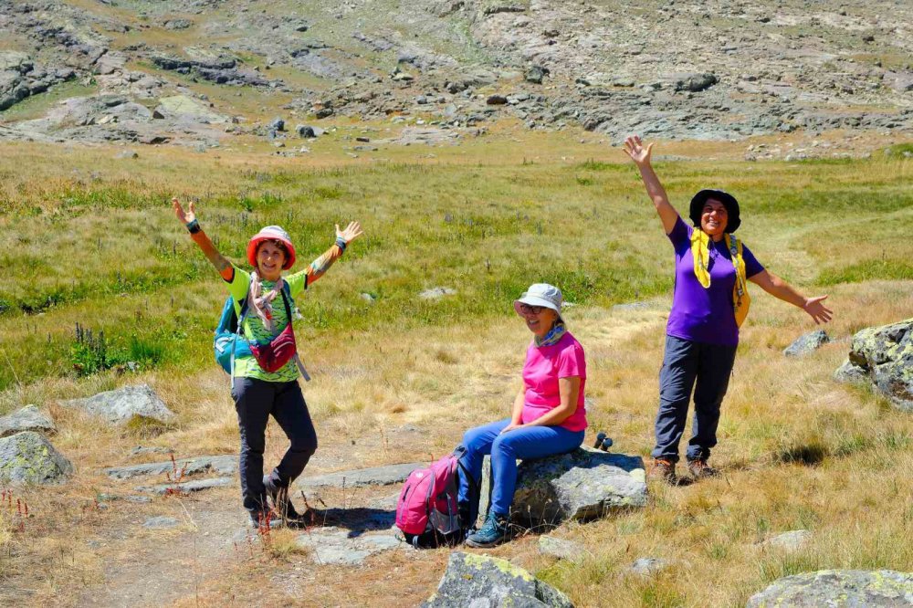 İZMİR'İN KAVURUCU SICAĞINDAN KAÇIP GÜMÜŞHANE'NİN TARİHİ VE DOĞAL GÜZELLİKLERİNİ GÖRMEK İÇİN GELEN DOĞASEVERLER KENTİN ÇATISI OLAN ARTABEL GÖLLERİ TABİAT PARKININ YAKLAŞIK 3 BİN METRE RAKIMDAKİ GÖLLERİNDE SERİNLEDİ