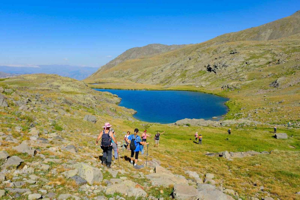 İZMİR'İN KAVURUCU SICAĞINDAN KAÇIP GÜMÜŞHANE'NİN TARİHİ VE DOĞAL GÜZELLİKLERİNİ GÖRMEK İÇİN GELEN DOĞASEVERLER KENTİN ÇATISI OLAN ARTABEL GÖLLERİ TABİAT PARKININ YAKLAŞIK 3 BİN METRE RAKIMDAKİ GÖLLERİNDE SERİNLEDİ