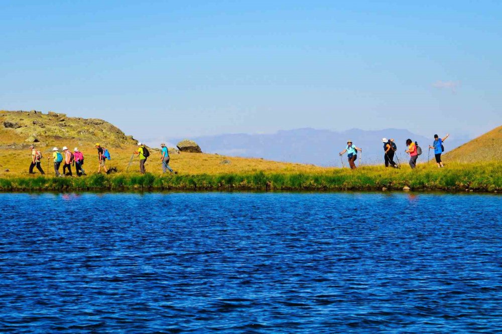 İZMİR'İN KAVURUCU SICAĞINDAN KAÇIP GÜMÜŞHANE'NİN TARİHİ VE DOĞAL GÜZELLİKLERİNİ GÖRMEK İÇİN GELEN DOĞASEVERLER KENTİN ÇATISI OLAN ARTABEL GÖLLERİ TABİAT PARKININ YAKLAŞIK 3 BİN METRE RAKIMDAKİ GÖLLERİNDE SERİNLEDİ