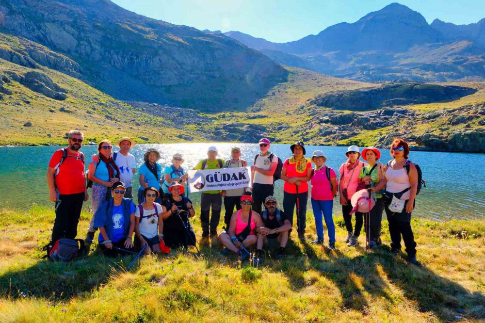 İZMİR'İN KAVURUCU SICAĞINDAN KAÇIP GÜMÜŞHANE'NİN TARİHİ VE DOĞAL GÜZELLİKLERİNİ GÖRMEK İÇİN GELEN DOĞASEVERLER KENTİN ÇATISI OLAN ARTABEL GÖLLERİ TABİAT PARKININ YAKLAŞIK 3 BİN METRE RAKIMDAKİ GÖLLERİNDE SERİNLEDİ