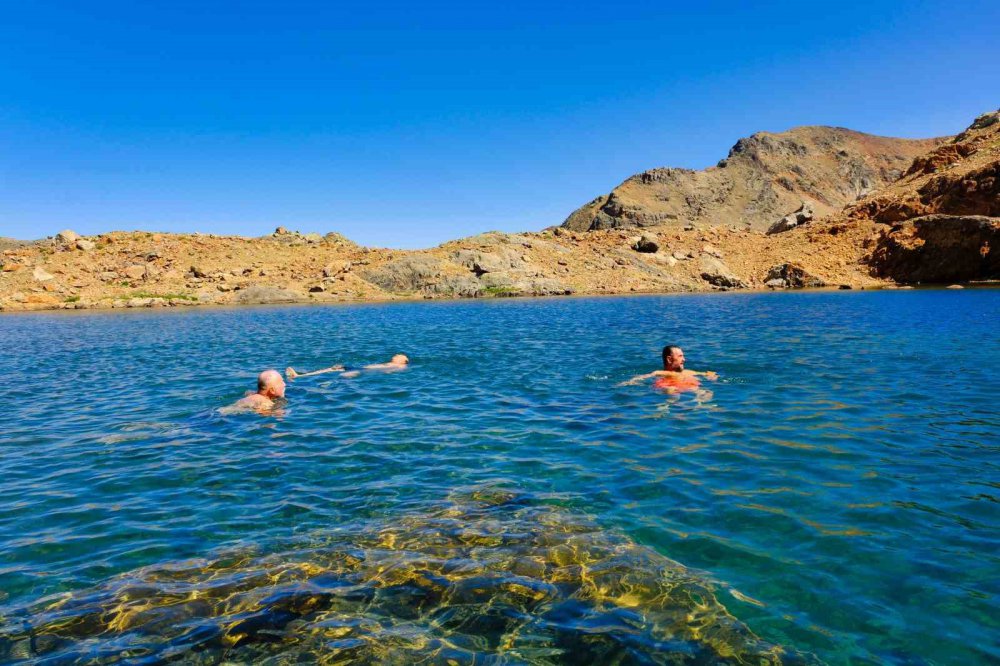 İZMİR'İN KAVURUCU SICAĞINDAN KAÇIP GÜMÜŞHANE'NİN TARİHİ VE DOĞAL GÜZELLİKLERİNİ GÖRMEK İÇİN GELEN DOĞASEVERLER KENTİN ÇATISI OLAN ARTABEL GÖLLERİ TABİAT PARKININ YAKLAŞIK 3 BİN METRE RAKIMDAKİ GÖLLERİNDE SERİNLEDİ