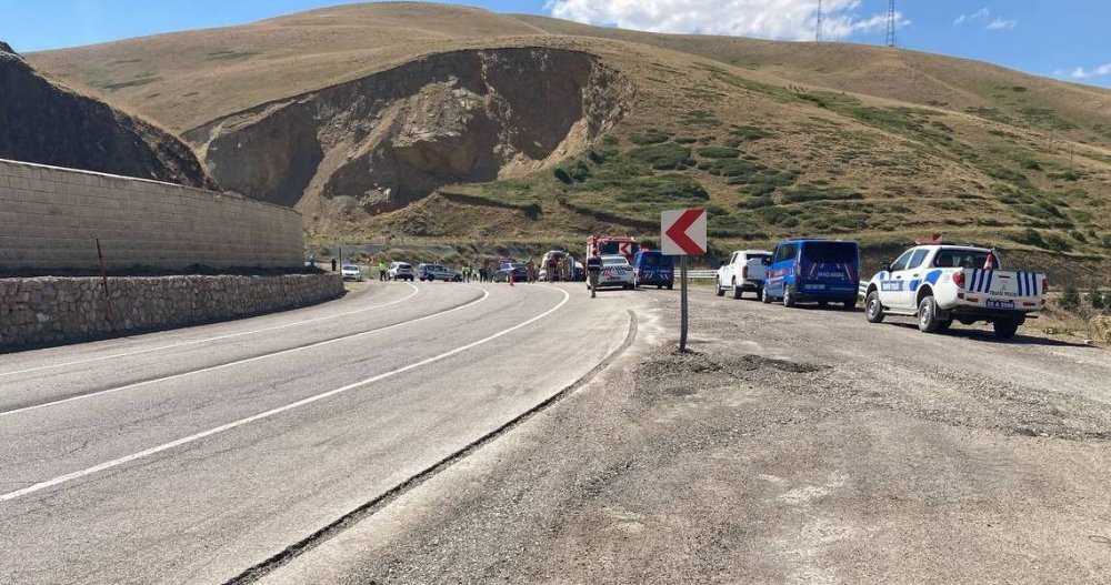 BAYBUR-ERZURUM KARA YOLU KOP DAĞI GEÇİDİ'NİN ŞEHİTLİK MEVKİİNDE İKİ OTOMOBİLİN ÇARPIŞMASI SONUCU MEYDANA GELEN TRAFİK KAZASINDA 11 KİŞİ YARALANDI. DURUMU AĞIR OLAN YARALILARDAN 1'İ AMBULANS HELİKOPTERLE HASTANEYE KALDIRILDI