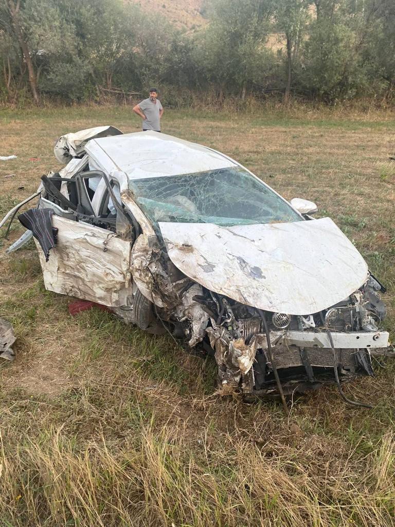 GÜMÜŞHANE'NİN KELKİT İLÇESİNDE OTOMOBİL İLE HAFİF TİCARİ ARACIN ÇARPIŞMASI SONUCU 2'Sİ AĞIR OLMAK ÜZERE 7 KİŞİ YARALANDI