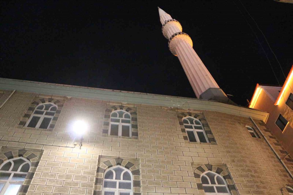 RİZE YENİKÖY MAHALLESİNDE BULUNAN TAŞÇIOĞLU CAMİİ'NDE YAKLAŞIK 38 YILDIR UMUMİ TUVALETİN GÖREVLİSİ OLARAK ÇALIŞAN SAMSUNLU ABDULLAH ÇEVRİM YAPTIĞI ABONELİK SİSTEMİ GÖRENLERİ ŞAŞIRTTI.AYLIK ABONELİK 150 TL