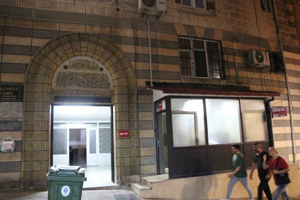 RİZE YENİKÖY MAHALLESİNDE BULUNAN TAŞÇIOĞLU CAMİİ'NDE YAKLAŞIK 38 YILDIR UMUMİ TUVALETİN GÖREVLİSİ OLARAK ÇALIŞAN SAMSUNLU ABDULLAH ÇEVRİM YAPTIĞI ABONELİK SİSTEMİ GÖRENLERİ ŞAŞIRTTI.AYLIK ABONELİK 150 TL