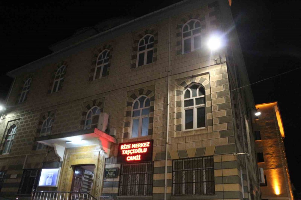 RİZE YENİKÖY MAHALLESİNDE BULUNAN TAŞÇIOĞLU CAMİİ'NDE YAKLAŞIK 38 YILDIR UMUMİ TUVALETİN GÖREVLİSİ OLARAK ÇALIŞAN SAMSUNLU ABDULLAH ÇEVRİM YAPTIĞI ABONELİK SİSTEMİ GÖRENLERİ ŞAŞIRTTI.AYLIK ABONELİK 150 TL