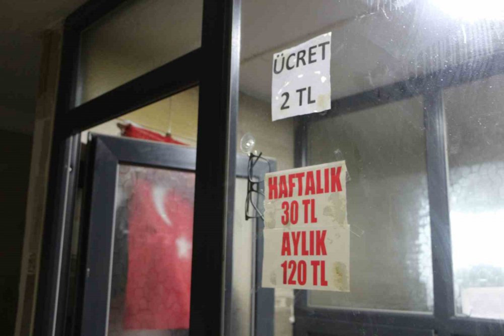 RİZE YENİKÖY MAHALLESİNDE BULUNAN TAŞÇIOĞLU CAMİİ'NDE YAKLAŞIK 38 YILDIR UMUMİ TUVALETİN GÖREVLİSİ OLARAK ÇALIŞAN SAMSUNLU ABDULLAH ÇEVRİM YAPTIĞI ABONELİK SİSTEMİ GÖRENLERİ ŞAŞIRTTI.AYLIK ABONELİK 150 TL