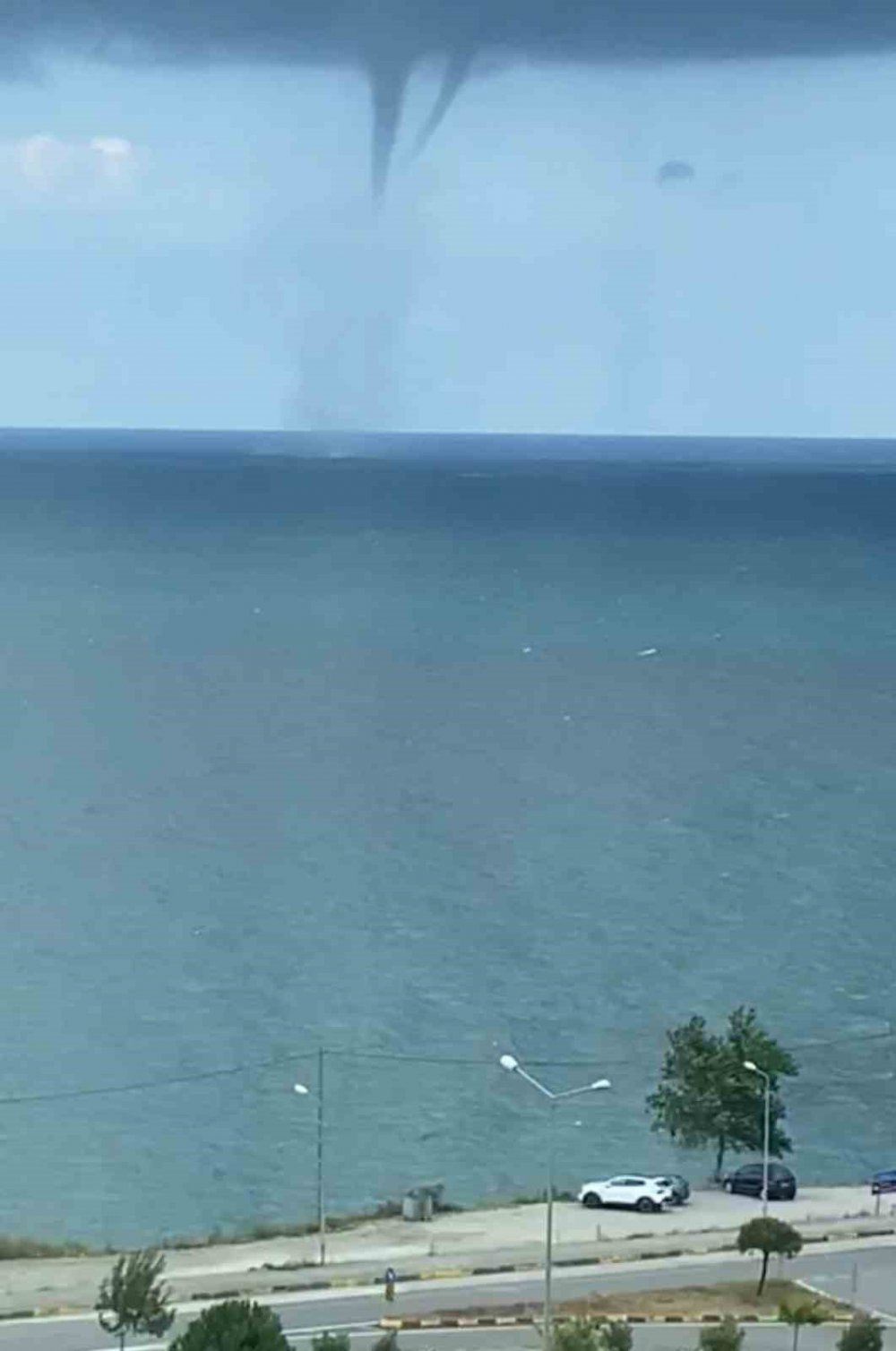 TRABZON'UN ARAKLI İLÇESİ KALECİK MAHALLESİNDE ÖĞLEDEN SONRA AÇIKLARDA İKİ AYRI HORTUM GÖRÜLDÜ