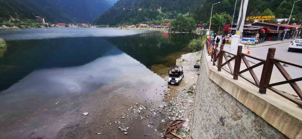 TRABZON'UN ÇAYKARA İLÇESİNDE GÖL ÇEVRESİNDE ELEKTRİKLİ GOLF ARACIYLA GEZİNTİ YAPARKEN ARACIN KONTROLÜNÜ KAYBEDEN ARAP ÇİFT, UZUNGÖL'E DÜŞTÜ. KAZADA KARI KOCA ÇİFT YARALANDI