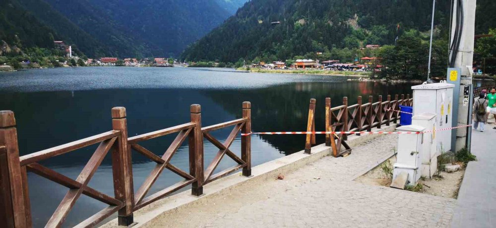 TRABZON'UN ÇAYKARA İLÇESİNDE GÖL ÇEVRESİNDE ELEKTRİKLİ GOLF ARACIYLA GEZİNTİ YAPARKEN ARACIN KONTROLÜNÜ KAYBEDEN ARAP ÇİFT, UZUNGÖL'E DÜŞTÜ. KAZADA KARI KOCA ÇİFT YARALANDI