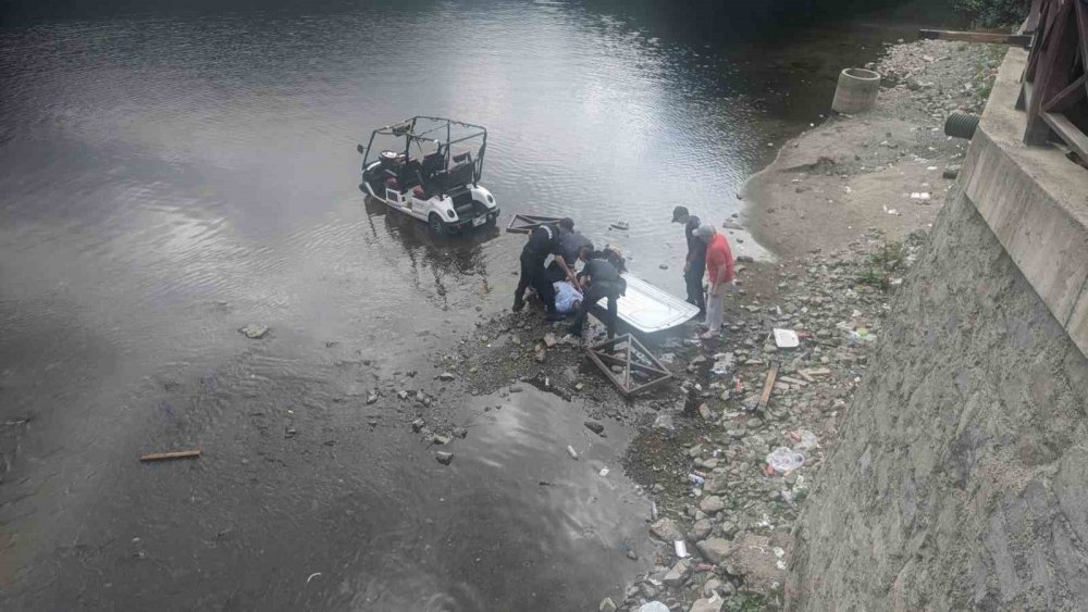 TRABZON'UN ÇAYKARA İLÇESİNDE GÖL ÇEVRESİNDE ELEKTRİKLİ GOLF ARACIYLA GEZİNTİ YAPARKEN ARACIN KONTROLÜNÜ KAYBEDEN ARAP ÇİFT, UZUNGÖL'E DÜŞTÜ. KAZADA KARI KOCA ÇİFT YARALANDI