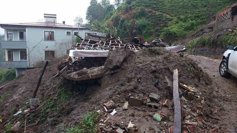 RİZE'NİN ÇAYELİ İLÇESİ ABDULLAH HOCA KÖYÜ KÖMÜRCÜLER MAHALLESİ'NDE YAŞAYAN ZİKRULLAH KÖMÜRCÜ, MEYDANA GELEN HEYELANDA EVİNE TOPRAK DOLAN YAŞADIĞI KORKU DOLU ANLARI ANLATTI.: 