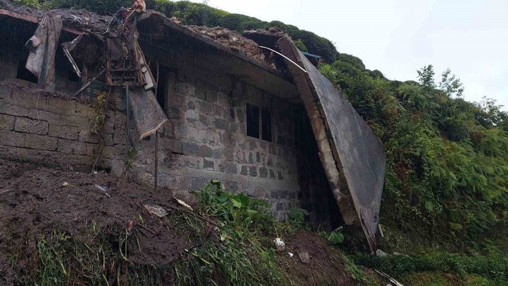 RİZE'NİN ÇAYELİ İLÇESİ ABDULLAH HOCA KÖYÜ KÖMÜRCÜLER MAHALLESİ'NDE YAŞAYAN ZİKRULLAH KÖMÜRCÜ, MEYDANA GELEN HEYELANDA EVİNE TOPRAK DOLAN YAŞADIĞI KORKU DOLU ANLARI ANLATTI.: 
