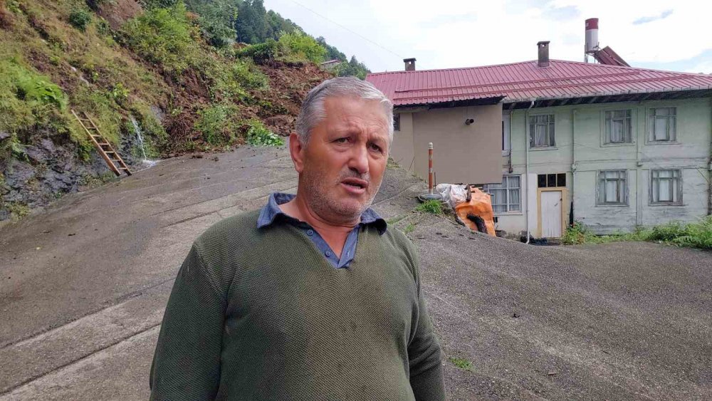 RİZE'NİN ÇAYELİ İLÇESİ ABDULLAH HOCA KÖYÜ KÖMÜRCÜLER MAHALLESİ'NDE YAŞAYAN ZİKRULLAH KÖMÜRCÜ, MEYDANA GELEN HEYELANDA EVİNE TOPRAK DOLAN YAŞADIĞI KORKU DOLU ANLARI ANLATTI.: 