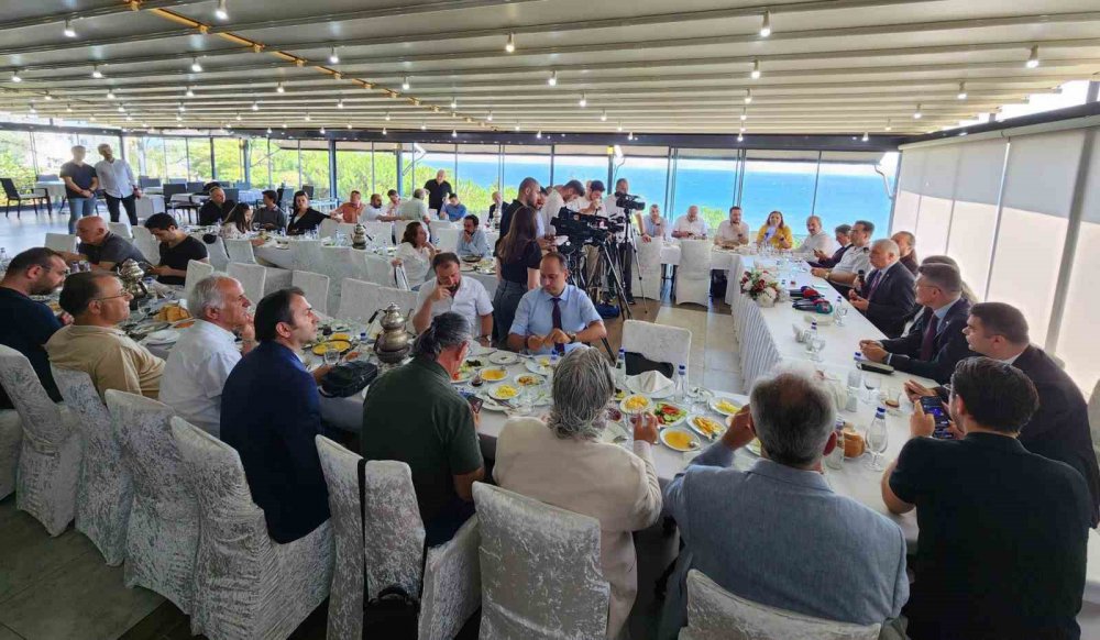 VALİLER KARARNAMESİ İLE TEKİRDAĞ'DAN TRABZON'A ATANAN VALİ AZİZ YILDIRIM, GÖREVİNE 1 HAFTA ÖNCE BAŞLAMASININ ARDINDAN BASIN MENSUPLARIYLA BİR ARAYA GELEREK TANIŞTI