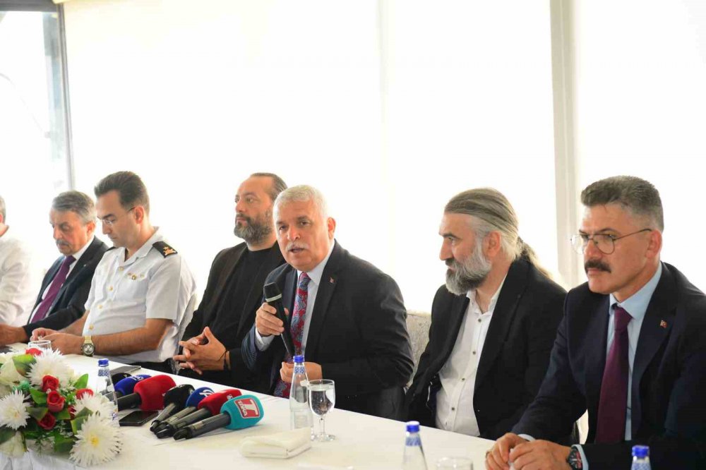 VALİLER KARARNAMESİ İLE TEKİRDAĞ'DAN TRABZON'A ATANAN VALİ AZİZ YILDIRIM, GÖREVİNE 1 HAFTA ÖNCE BAŞLAMASININ ARDINDAN BASIN MENSUPLARIYLA BİR ARAYA GELEREK TANIŞTI