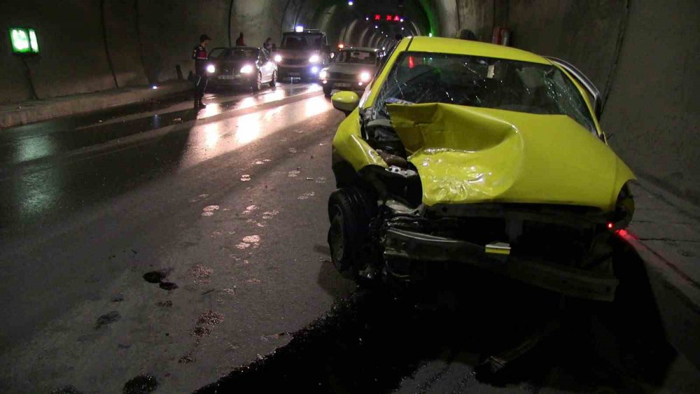 ARTVİN BORÇKA-HOPA KARAYOLU ÜZERİNDE BULUNAN CANKURTARAN TÜNELİ'NDE ARAÇ İÇİNDE SIKIŞAN TAKSİ SÜRÜCÜSÜ YENER USTABAŞ YARALANDI