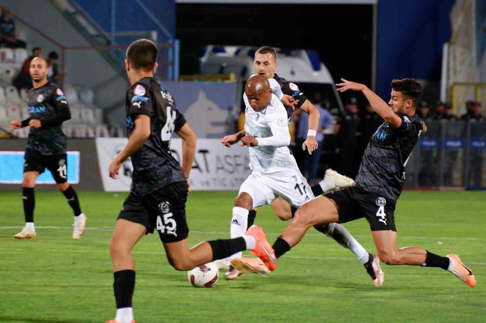 TRENDYOL 1. LİG'İN 3. HAFTASINDA ERZURUMSPOR FK, 207 GÜN SONRA İLK KEZ TARAFTARININ KARŞISINDA OYNADIĞI MÜSABAKADA MANİSA FUTBOL KULÜBÜ'NE 2-1 MAĞLUP OLDU