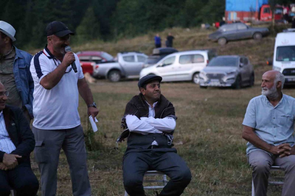 ARTVİN'DE DÜZENLENEN BAL FESTİVALİNDE COĞRAFİ İŞARETLİ HATİLA BALI AÇIK ARTTIRMA USULÜ İLE 55 BİN LİRAYA SATILDI