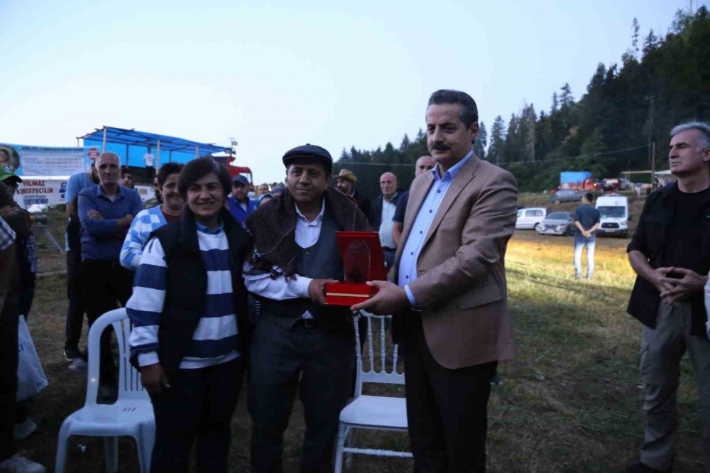 ARTVİN'DE DÜZENLENEN BAL FESTİVALİNDE COĞRAFİ İŞARETLİ HATİLA BALI AÇIK ARTTIRMA USULÜ İLE 55 BİN LİRAYA SATILDI