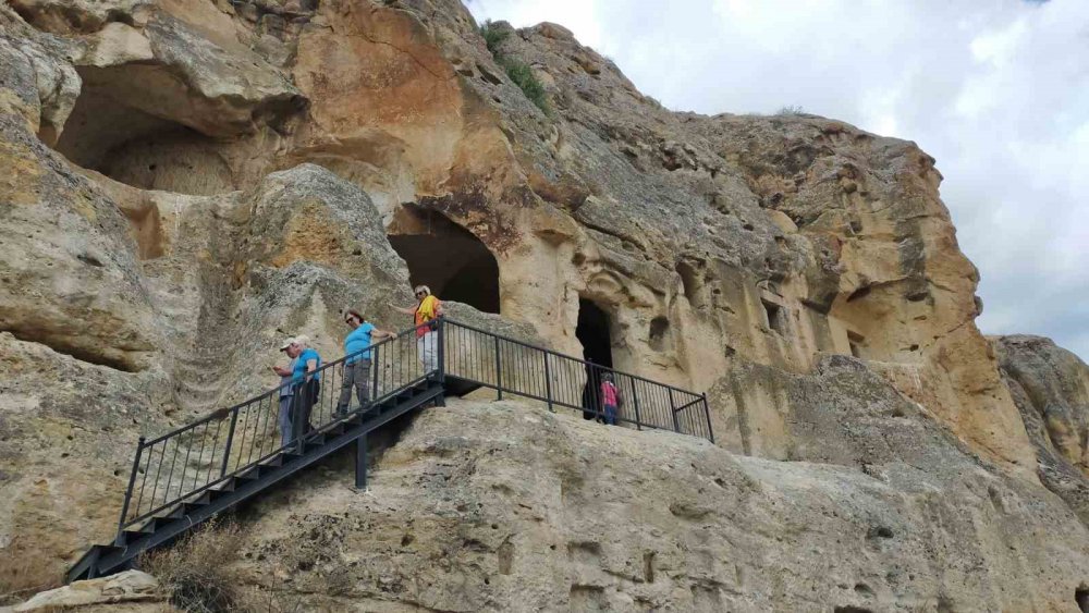 GÜMÜŞHANE'NİN TARİHİ VE DOĞAL GÜZELLİKLERİ İZMİRLİ DOĞASEVERLERİ KENDİNE HAYRAN BIRAKTI. 7 GÜN BOYUNCA KENTİ KARIŞ KARIŞ GEZEN GRUP, ŞEHRİN COĞRAFYASINI VE İNSANLARINI ÇOK BEĞENDİ