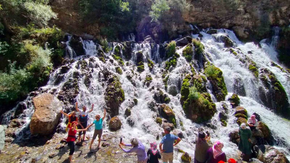 GÜMÜŞHANE'NİN TARİHİ VE DOĞAL GÜZELLİKLERİ İZMİRLİ DOĞASEVERLERİ KENDİNE HAYRAN BIRAKTI. 7 GÜN BOYUNCA KENTİ KARIŞ KARIŞ GEZEN GRUP, ŞEHRİN COĞRAFYASINI VE İNSANLARINI ÇOK BEĞENDİ