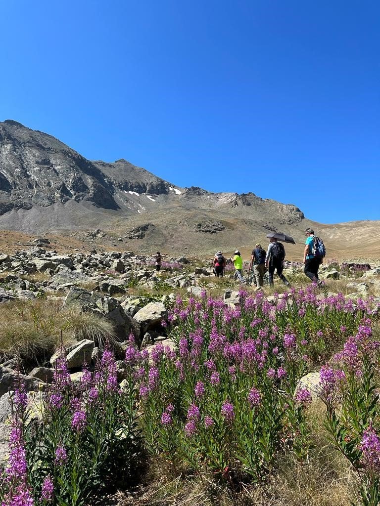 GÜMÜŞHANE'NİN TARİHİ VE DOĞAL GÜZELLİKLERİ İZMİRLİ DOĞASEVERLERİ KENDİNE HAYRAN BIRAKTI. 7 GÜN BOYUNCA KENTİ KARIŞ KARIŞ GEZEN GRUP, ŞEHRİN COĞRAFYASINI VE İNSANLARINI ÇOK BEĞENDİ