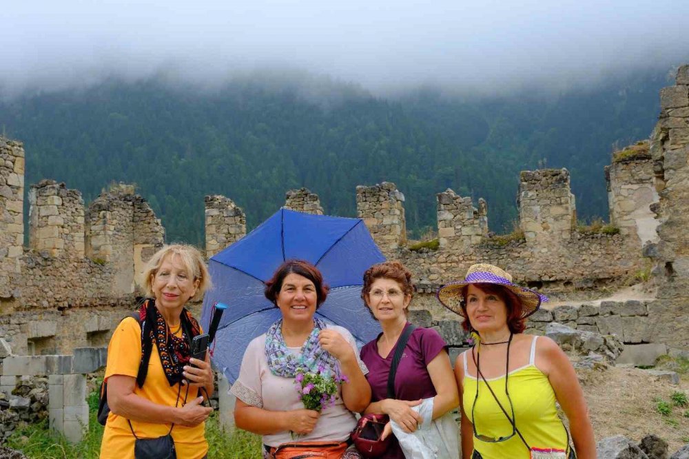 GÜMÜŞHANE'NİN TARİHİ VE DOĞAL GÜZELLİKLERİ İZMİRLİ DOĞASEVERLERİ KENDİNE HAYRAN BIRAKTI. 7 GÜN BOYUNCA KENTİ KARIŞ KARIŞ GEZEN GRUP, ŞEHRİN COĞRAFYASINI VE İNSANLARINI ÇOK BEĞENDİ