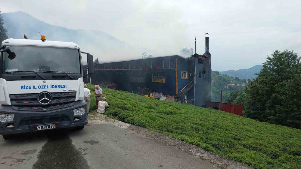 RİZE'NİN GÜNEYSU İLÇESİNE BAĞLI KİREMİT KÖYÜ AKARSU MAHALLESİNDE BULUNAN ÖZEL BİR ÇAY FABRİKASINDA YANGIN ÇIKTI. YANGINDA DUMANDAN ETKİLENEN BİR KİŞİ HASTANEYE KALDIRILDI