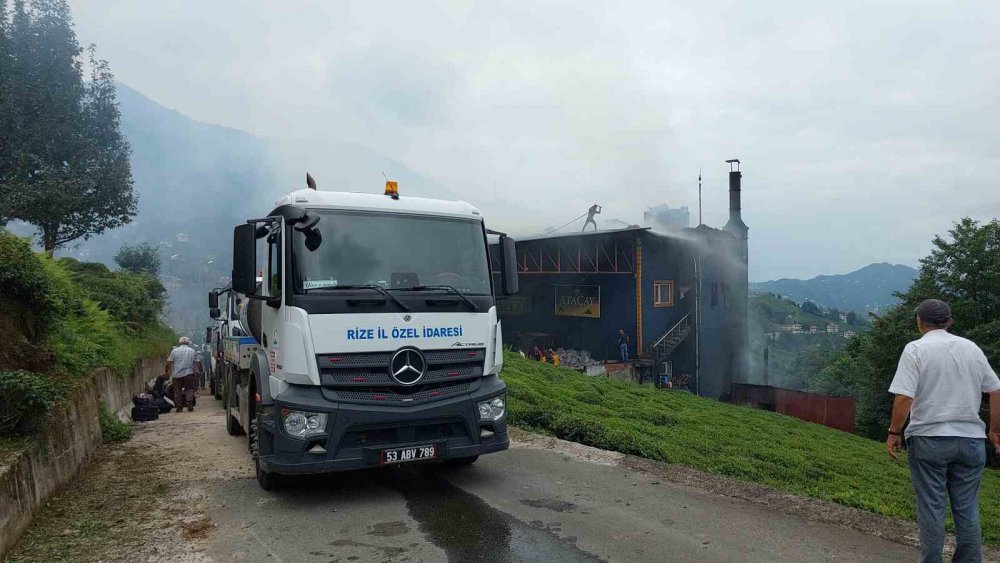 RİZE'NİN GÜNEYSU İLÇESİNE BAĞLI KİREMİT KÖYÜ AKARSU MAHALLESİNDE BULUNAN ÖZEL BİR ÇAY FABRİKASINDA YANGIN ÇIKTI. YANGINDA DUMANDAN ETKİLENEN BİR KİŞİ HASTANEYE KALDIRILDI