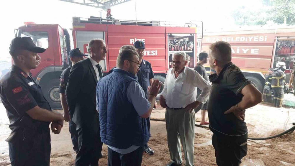 RİZE'NİN GÜNEYSU İLÇESİNE BAĞLI KİREMİT KÖYÜ AKARSU MAHALLESİNDE BULUNAN ÖZEL BİR ÇAY FABRİKASINDA YANGIN ÇIKTI. YANGINDA DUMANDAN ETKİLENEN BİR KİŞİ HASTANEYE KALDIRILDI