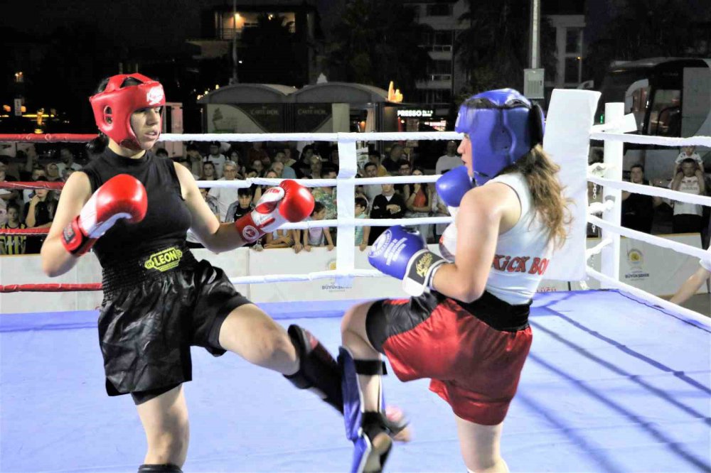 SAMSUN'DA CUMHURİYET'İN 100. YILI ETKİNLİKLERİ ÇERÇEVESİNDE DÜZENLENEN AÇIK HAVA SPOR ŞENLİĞİ, KİCK BOKS MÜSABAKALARI İLE SONA ERDİ