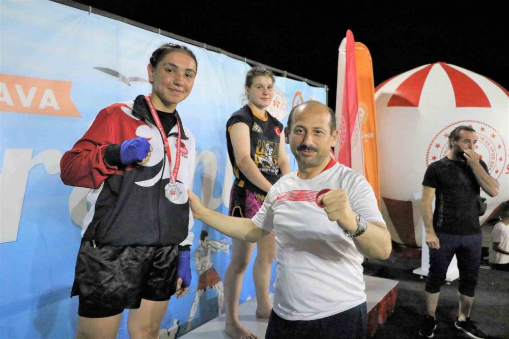 SAMSUN'DA CUMHURİYET'İN 100. YILI ETKİNLİKLERİ ÇERÇEVESİNDE DÜZENLENEN AÇIK HAVA SPOR ŞENLİĞİ, KİCK BOKS MÜSABAKALARI İLE SONA ERDİ