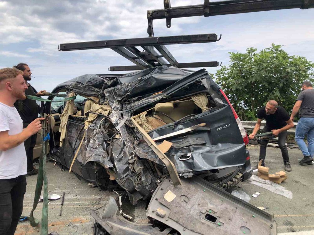 RİZE'NİN ARDEŞEN İLÇESİNE BAĞLI YENİYOL KÖYÜ MEVKİİNDE KARADENİZ SAHİL YOLU ÜZERİNDE SAAT 12.00 SIRALARINDA MEYDANA GELEN KAZADA ODUN YÜKLÜ TIR BİR MİNİBÜSE ÇARPMASI SONUCU YOLA DEVRİLDİ. KAZADA 2 KİŞİ YARALANDI