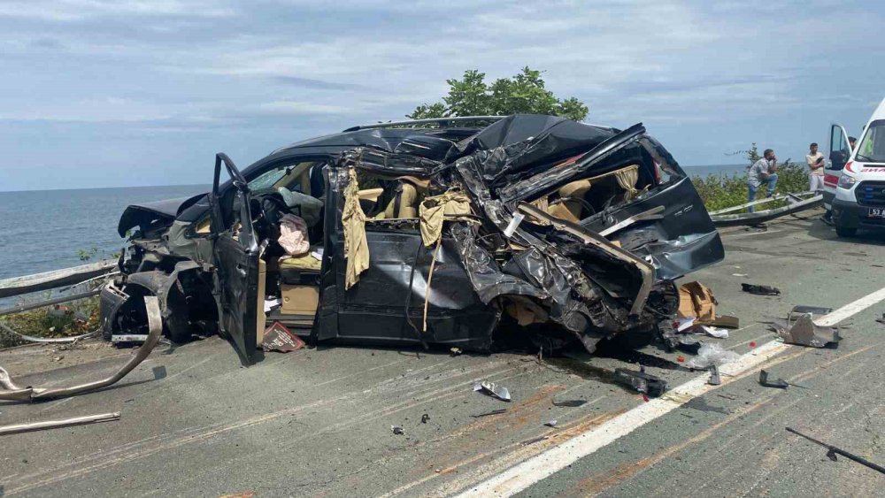 RİZE'NİN ARDEŞEN İLÇESİNE BAĞLI YENİYOL KÖYÜ MEVKİİNDE KARADENİZ SAHİL YOLU ÜZERİNDE SAAT 12.00 SIRALARINDA MEYDANA GELEN KAZADA ODUN YÜKLÜ TIR BİR MİNİBÜSE ÇARPMASI SONUCU YOLA DEVRİLDİ. KAZADA 2 KİŞİ YARALANDI