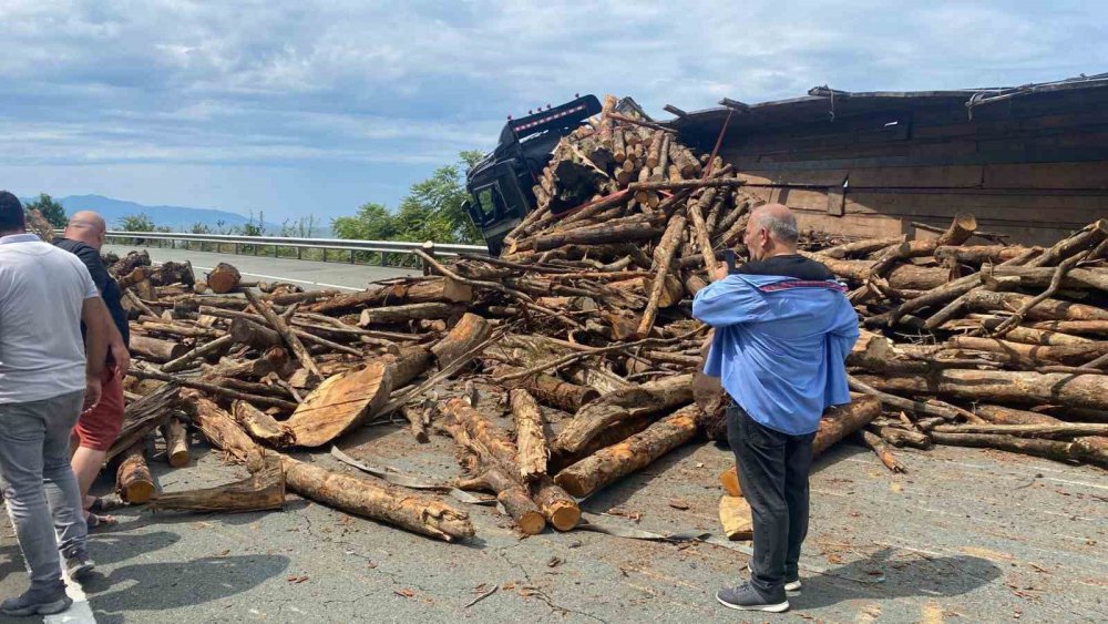 RİZE'NİN ARDEŞEN İLÇESİNE BAĞLI YENİYOL KÖYÜ MEVKİİNDE KARADENİZ SAHİL YOLU ÜZERİNDE SAAT 12.00 SIRALARINDA MEYDANA GELEN KAZADA ODUN YÜKLÜ TIR BİR MİNİBÜSE ÇARPMASI SONUCU YOLA DEVRİLDİ. KAZADA 2 KİŞİ YARALANDI