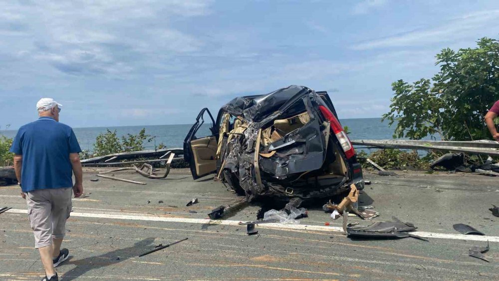 RİZE'NİN ARDEŞEN İLÇESİNE BAĞLI YENİYOL KÖYÜ MEVKİİNDE KARADENİZ SAHİL YOLU ÜZERİNDE SAAT 12.00 SIRALARINDA MEYDANA GELEN KAZADA ODUN YÜKLÜ TIR BİR MİNİBÜSE ÇARPMASI SONUCU YOLA DEVRİLDİ. KAZADA 2 KİŞİ YARALANDI