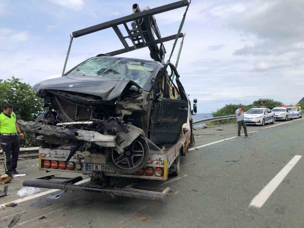 RİZE'NİN ARDEŞEN İLÇESİNE BAĞLI YENİYOL KÖYÜ MEVKİİNDE KARADENİZ SAHİL YOLU ÜZERİNDE SAAT 12.00 SIRALARINDA MEYDANA GELEN KAZADA ODUN YÜKLÜ TIR BİR MİNİBÜSE ÇARPMASI SONUCU YOLA DEVRİLDİ. KAZADA 2 KİŞİ YARALANDI