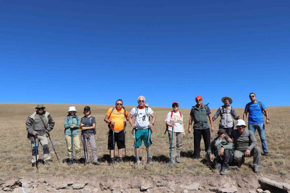 ERZURUM VE OLTU İLÇESİNDEN BİR GRUP DOĞASEVER, 30 AĞUSTOS ZAFER BAYRAMI ANISINA 90 BİN ŞEHİDİN YATTIĞI ALLAHUEKBER DAĞI'NIN ZİRVESİNE YÜRÜYÜŞ GERÇEKLEŞTİRDİ