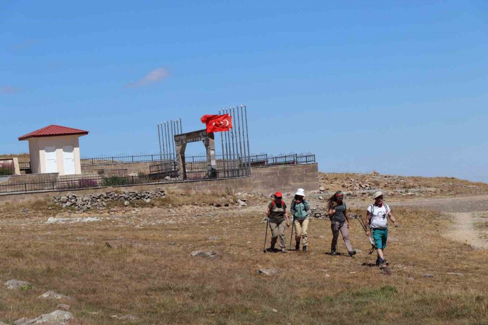 ERZURUM VE OLTU İLÇESİNDEN BİR GRUP DOĞASEVER, 30 AĞUSTOS ZAFER BAYRAMI ANISINA 90 BİN ŞEHİDİN YATTIĞI ALLAHUEKBER DAĞI'NIN ZİRVESİNE YÜRÜYÜŞ GERÇEKLEŞTİRDİ