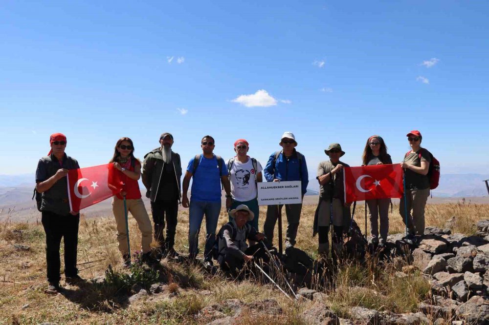 ERZURUM VE OLTU İLÇESİNDEN BİR GRUP DOĞASEVER, 30 AĞUSTOS ZAFER BAYRAMI ANISINA 90 BİN ŞEHİDİN YATTIĞI ALLAHUEKBER DAĞI'NIN ZİRVESİNE YÜRÜYÜŞ GERÇEKLEŞTİRDİ