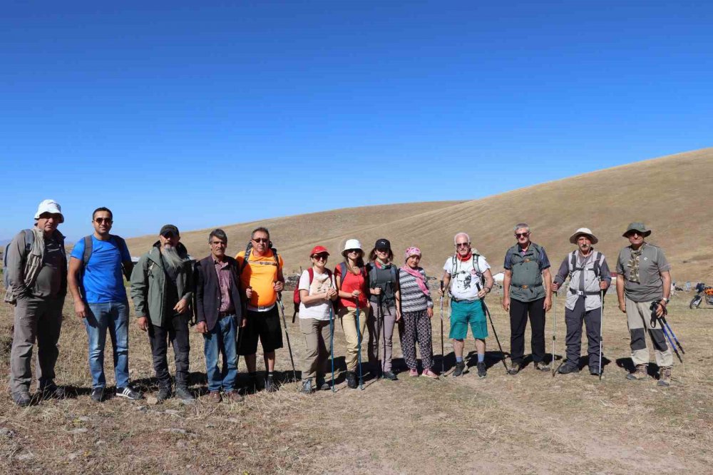 ERZURUM VE OLTU İLÇESİNDEN BİR GRUP DOĞASEVER, 30 AĞUSTOS ZAFER BAYRAMI ANISINA 90 BİN ŞEHİDİN YATTIĞI ALLAHUEKBER DAĞI'NIN ZİRVESİNE YÜRÜYÜŞ GERÇEKLEŞTİRDİ