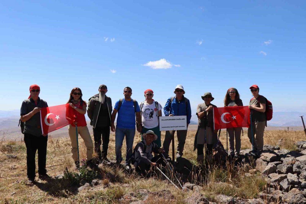 ERZURUM VE OLTU İLÇESİNDEN BİR GRUP DOĞASEVER, 30 AĞUSTOS ZAFER BAYRAMI ANISINA 90 BİN ŞEHİDİN YATTIĞI ALLAHUEKBER DAĞI'NIN ZİRVESİNE YÜRÜYÜŞ GERÇEKLEŞTİRDİ