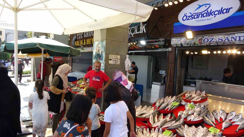 DENİZLERDE AV YASAĞININ 1 EYLÜL İTİBARİYLE SONA ERMESİYLE TRABZON’LU BALIKÇILAR "VİRA BİSMİLLAH" DİYEREK DENİZE AÇILDI. TEKNELER AĞIRLIKLI OLARAK KG FİYATI 100 TL’DEN SATILAN İSTAVRİT AVLARKEN, PALAMUT TUTULAMADI