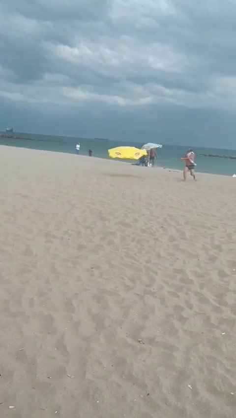 METEOROLOJİ GENEL MÜDÜRLÜĞÜ'NÜN UYARILARI SONRASINDA ETKİSİNİ GÖSTEREN ŞİDDETLİ RÜZGAR SAKARYA'NIN KARASU İLÇESİ SAHİLDE ÇIKAN FIRTINA ORTALIĞI SAVAŞ ALANINA ÇEVİRDİ: VATANDAŞ ZOR ANLAR YAŞADI