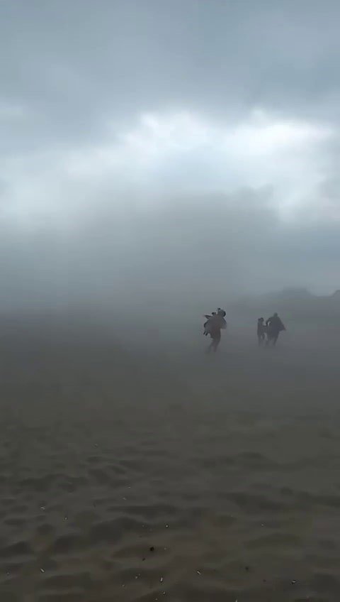 METEOROLOJİ GENEL MÜDÜRLÜĞÜ'NÜN UYARILARI SONRASINDA ETKİSİNİ GÖSTEREN ŞİDDETLİ RÜZGAR SAKARYA'NIN KARASU İLÇESİ SAHİLDE ÇIKAN FIRTINA ORTALIĞI SAVAŞ ALANINA ÇEVİRDİ: VATANDAŞ ZOR ANLAR YAŞADI