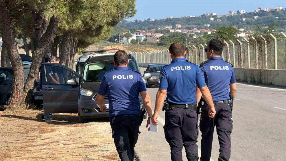 SİNOP'TA SERİNLEMEK İÇİN DENİZE GİREN 5 KİŞİLİK BİR AİLE AKINTIYA KAPILARAK BOĞULMA TEHLİKESİ GEÇİRDİ