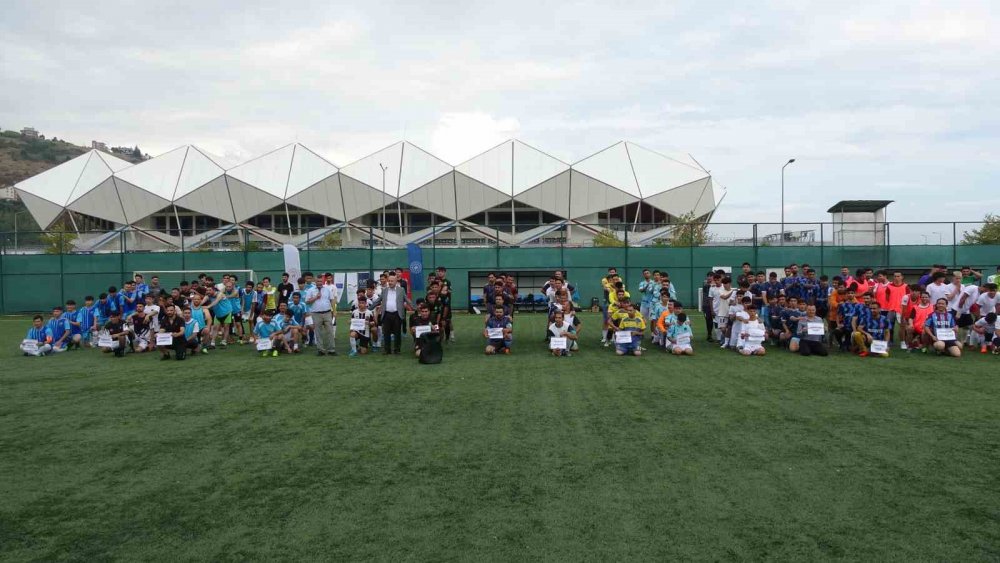 AFGANİSTAN HAZARALARI KÜLTÜR VE DAYANIŞMA DERNEĞİ TRABZON’DA DOSTLUK VE KARDEŞLİĞİ PEKİŞTİRMEK AMACIYLA FUTBOL TURNUVASI DÜZENLEDİ. 2 GÜN SÜRECEK TURNUVADA 16 TAKIM MÜCADELE EDECEK